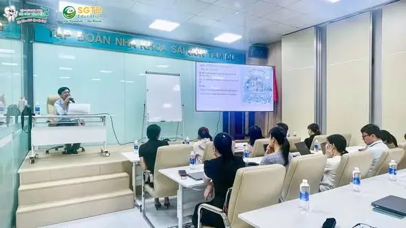 Thầy cô miệt mài ghi chép nội dung