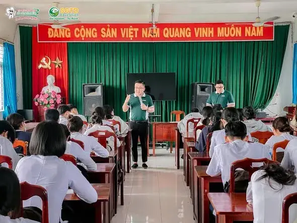 Chuyên viên trình bày các lựa chọn du học