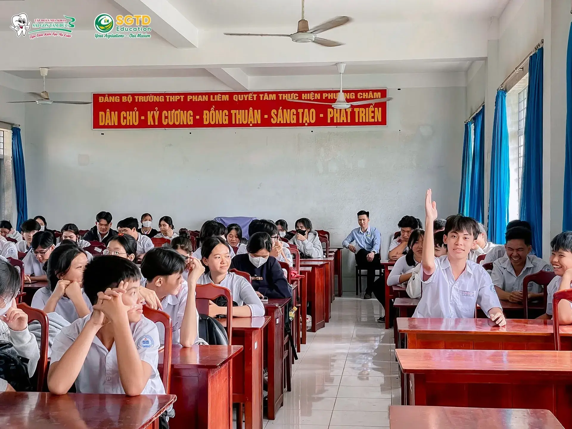 Trao đổi theo nhóm nhỏ với học sinh