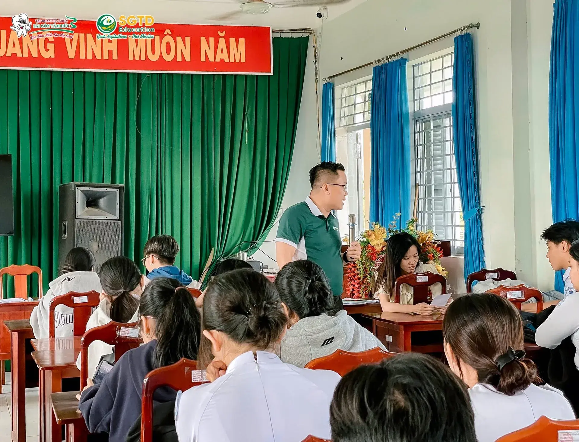 Học sinh ghi chép những điều cần chuẩn bị