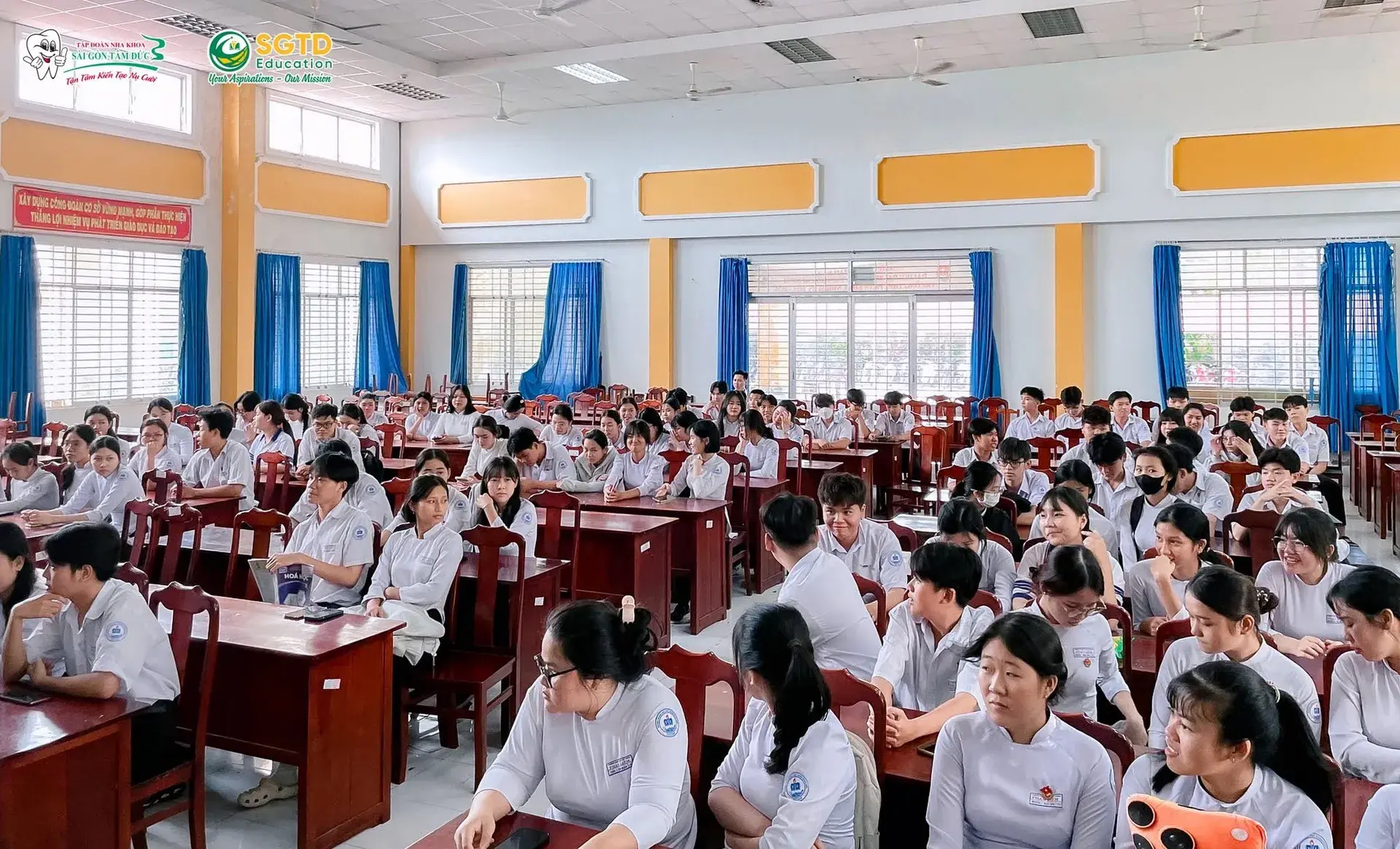 Học sinh khối 12 trao đổi về lộ trình sau tốt nghiệp