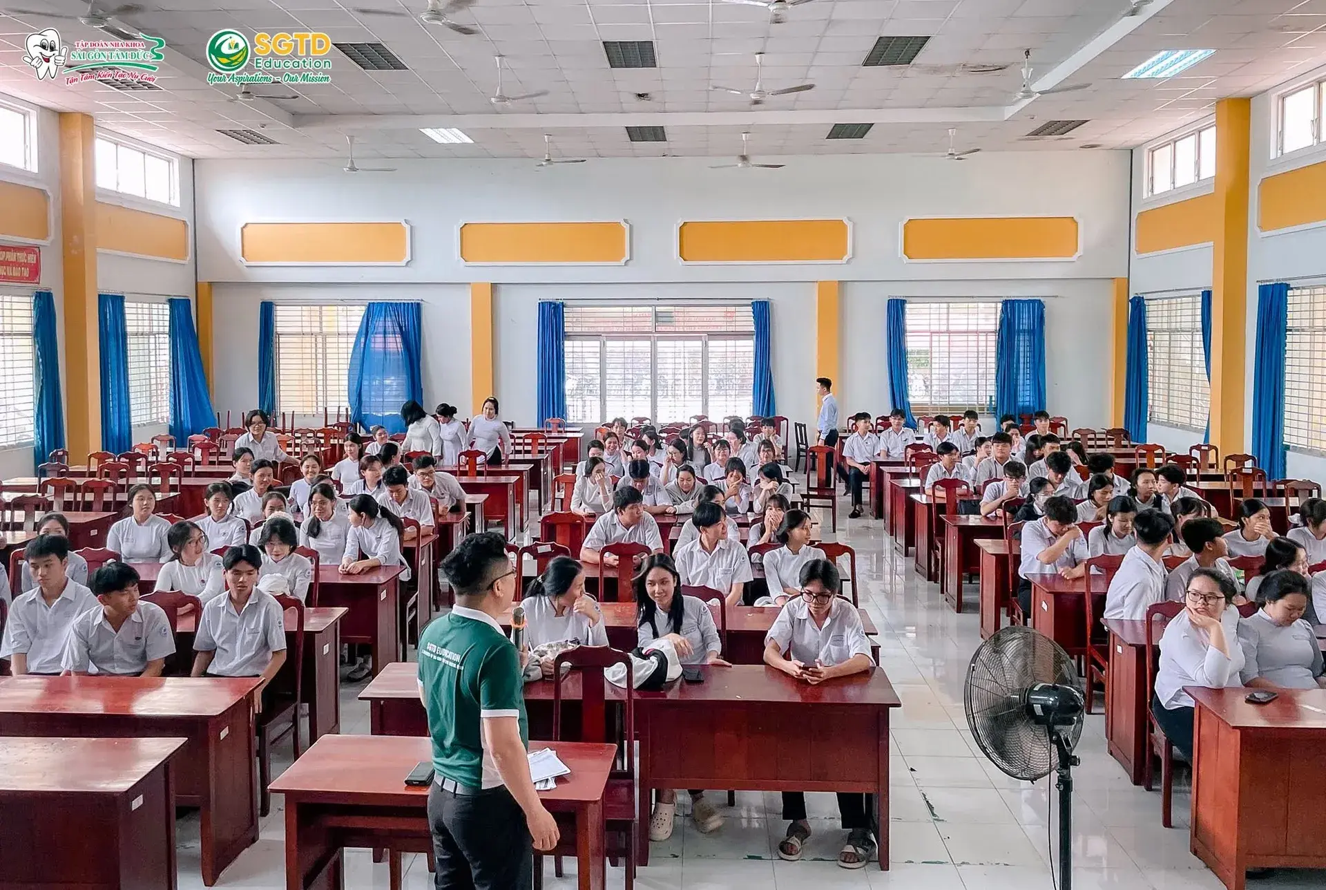 Không khí buổi tư vấn tại hội trường nhà trường
