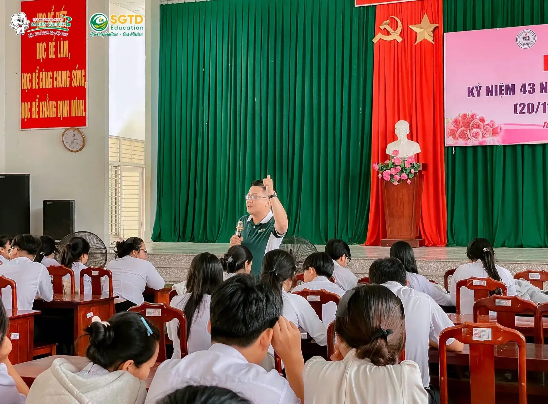 Thầy cô nhà trường cùng tham dự buổi tư vấn