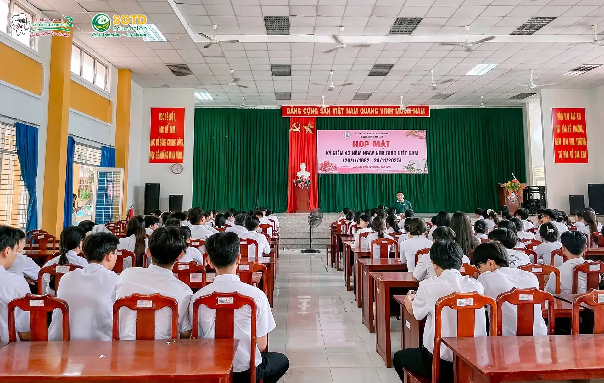 Khoảnh khắc lưu niệm khép lại buổi tư vấn lần 02