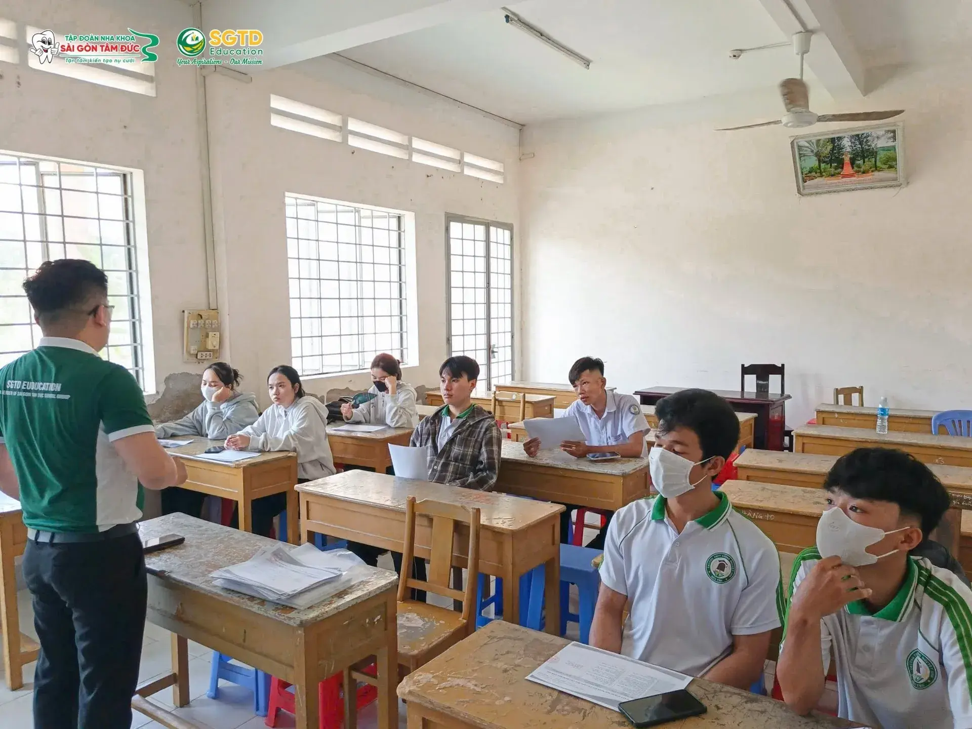 Học sinh ghi chép trong buổi tư vấn