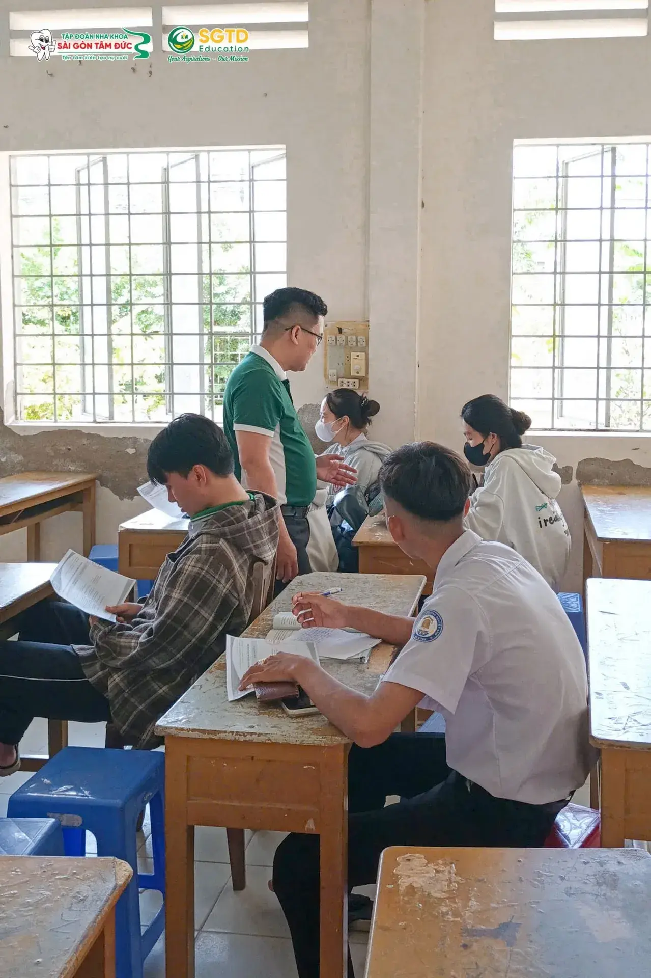 Thầy cô nhà trường theo dõi chương trình