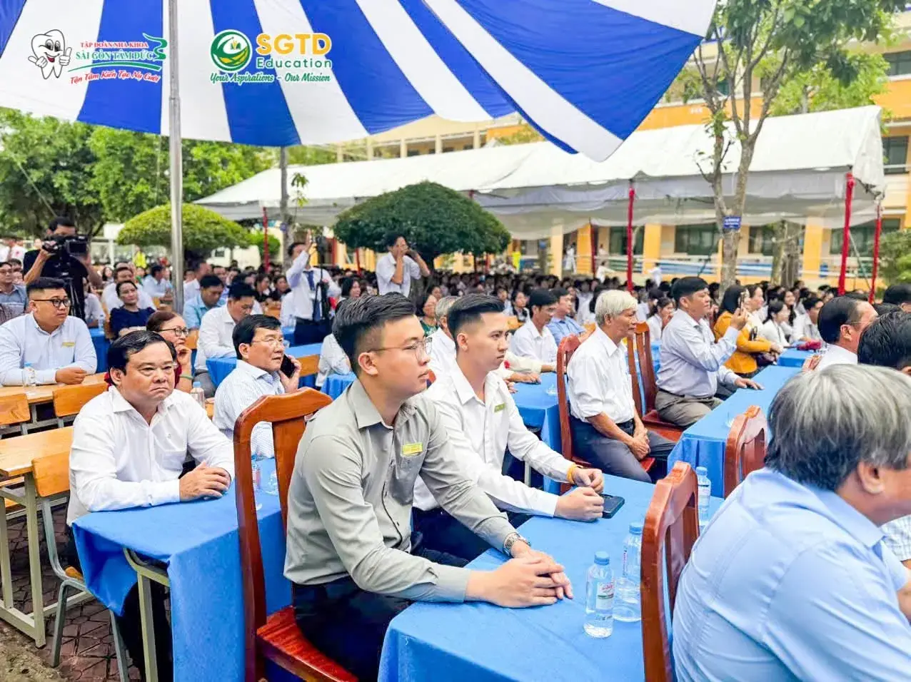 Học sinh gửi hoa tri ân đến Thầy Cô