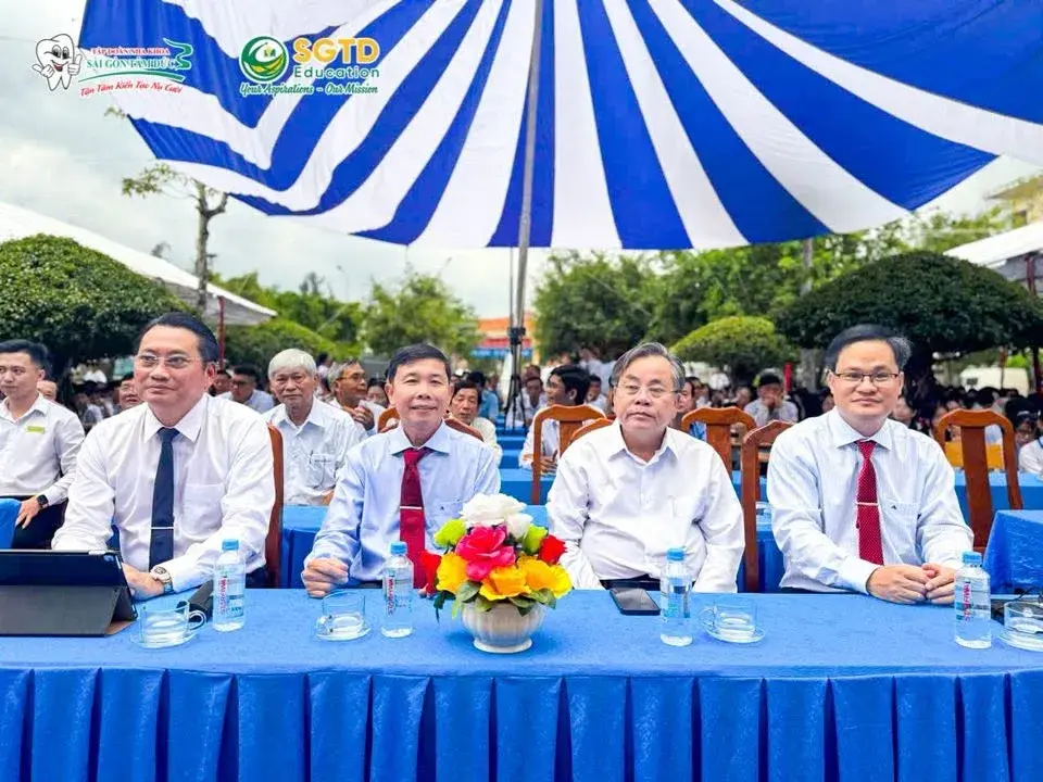 Đại diện SGTD Education gửi lời chúc mừng đến nhà trường