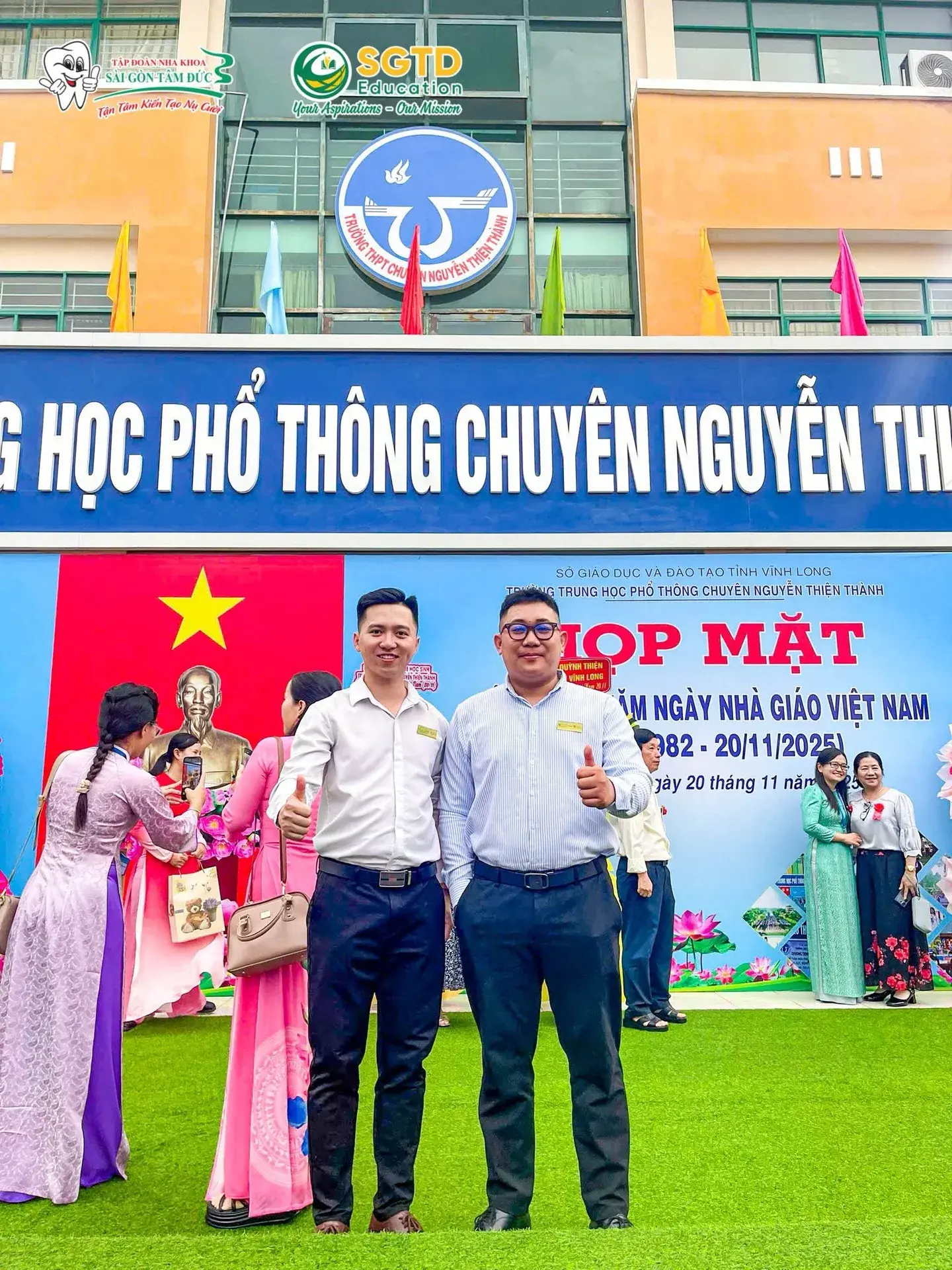Tập thể học sinh trong ngày hội của nhà trường
