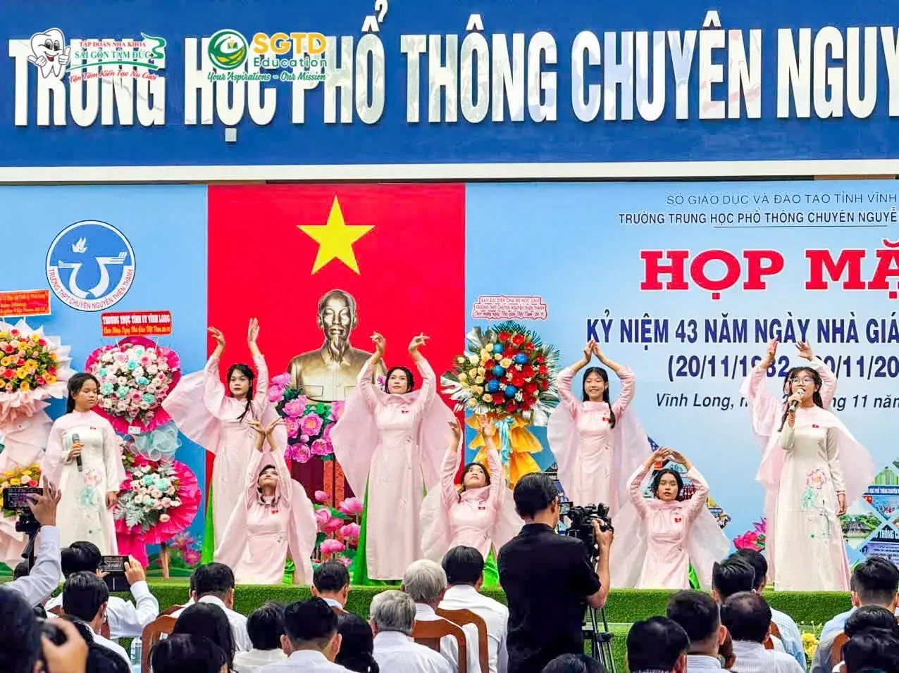 Buổi lễ tại ngôi trường thứ hai trong ngày