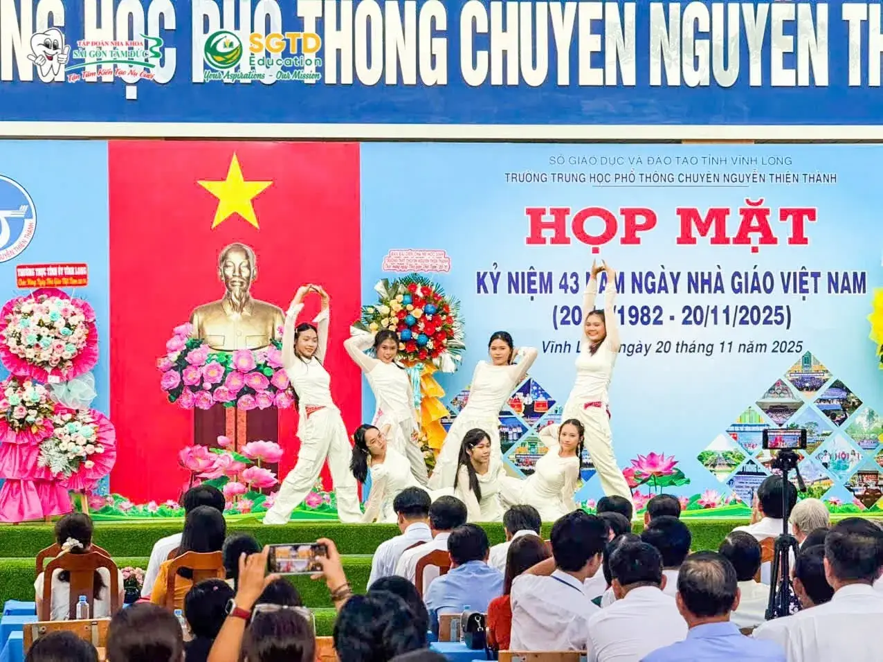 Quý Thầy Cô nhận lời chúc mừng từ học trò