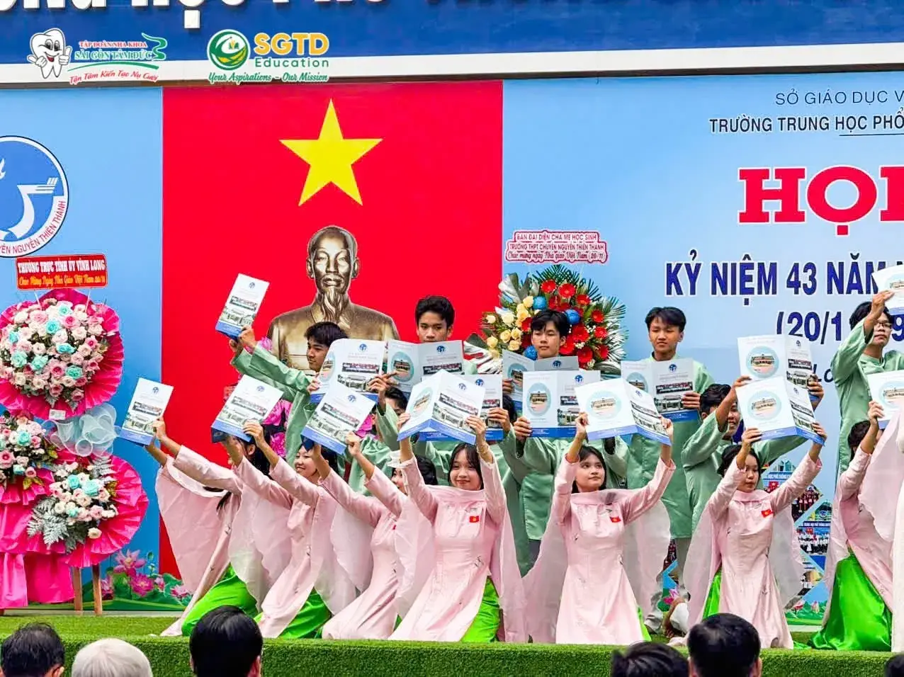 Không khí rộn ràng trong sân trường ngày 20/11