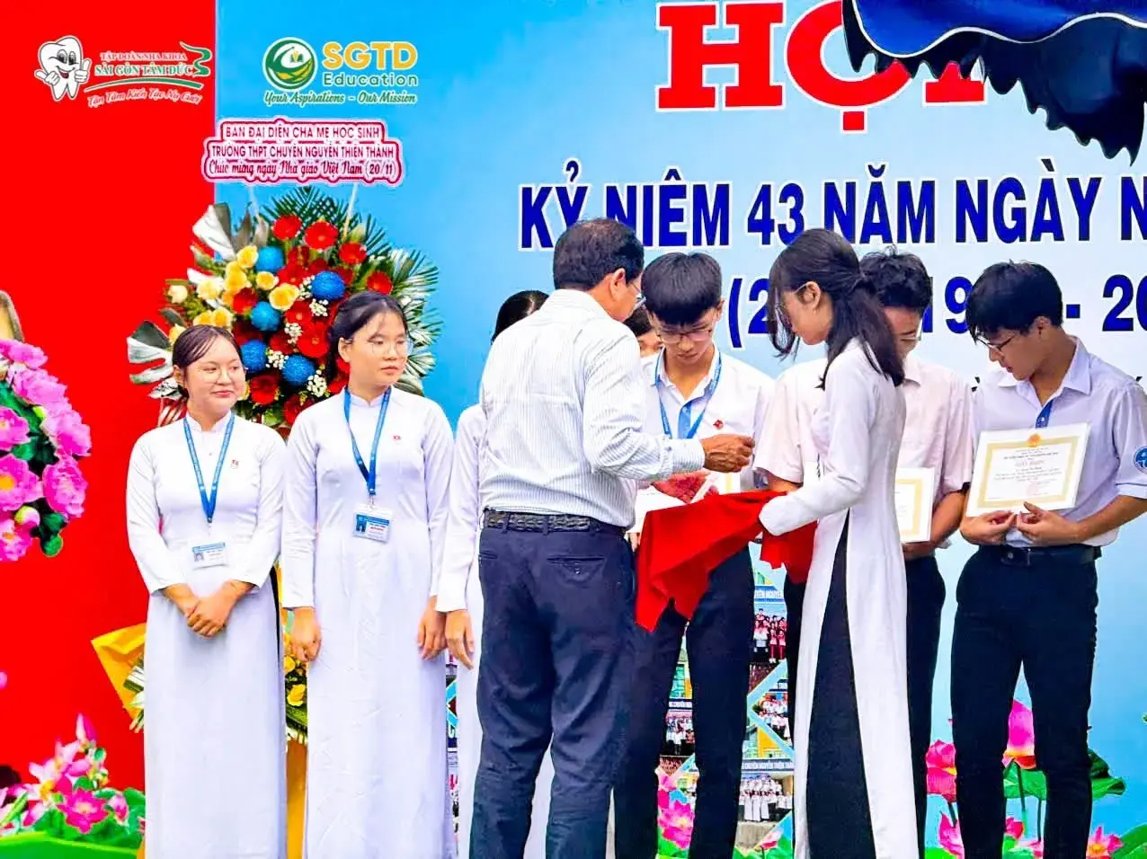 Học sinh tham gia các hoạt động chào mừng