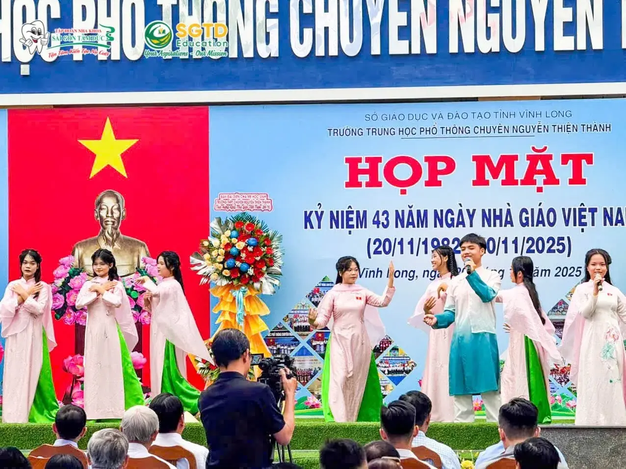 Đội ngũ SGTD Education cùng Ban Giám hiệu nhà trường