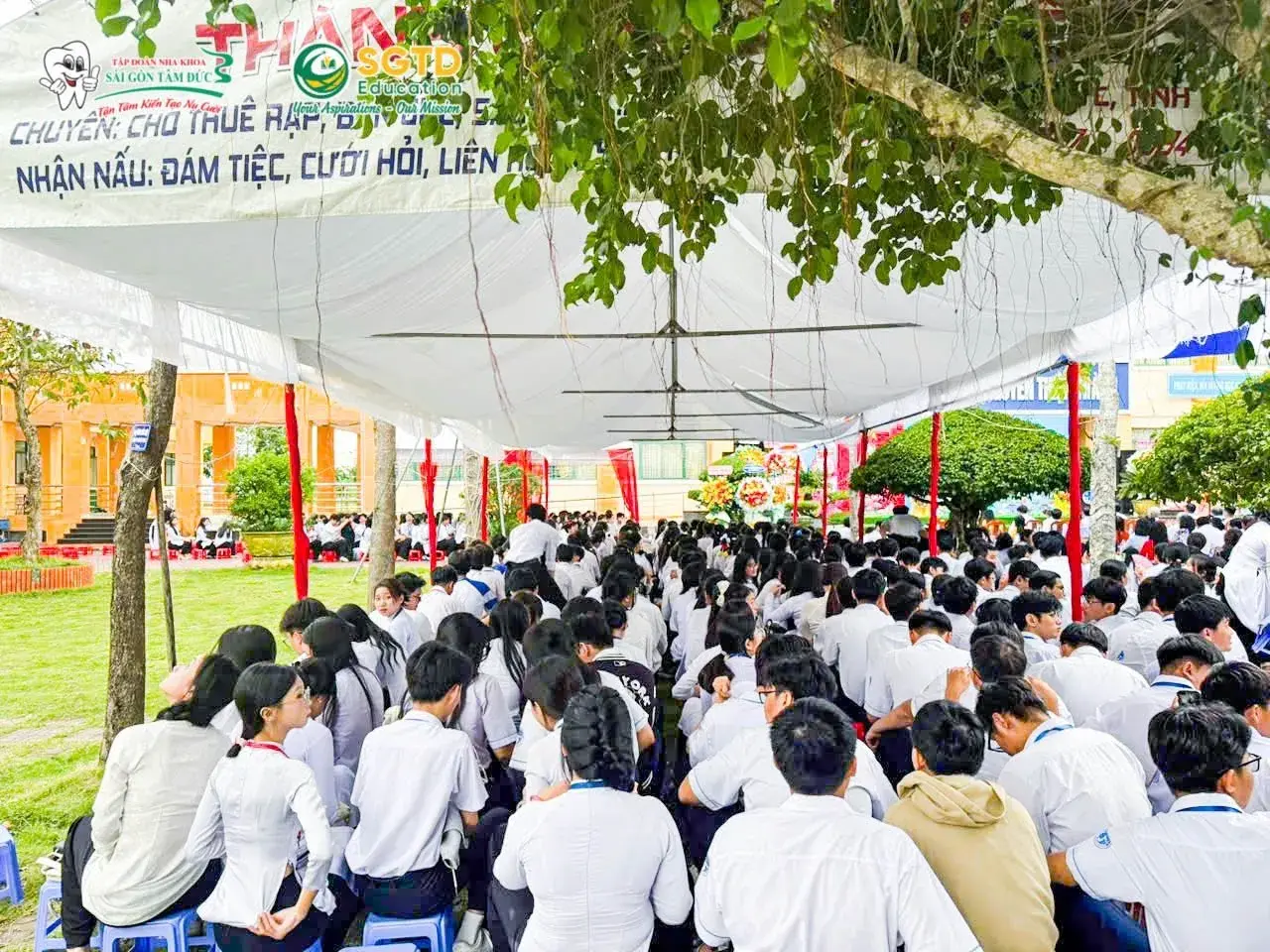 Chụp ảnh lưu niệm cùng Quý Thầy Cô