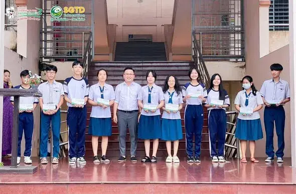 Học sinh tập trung dự buổi truyền thông định hướng