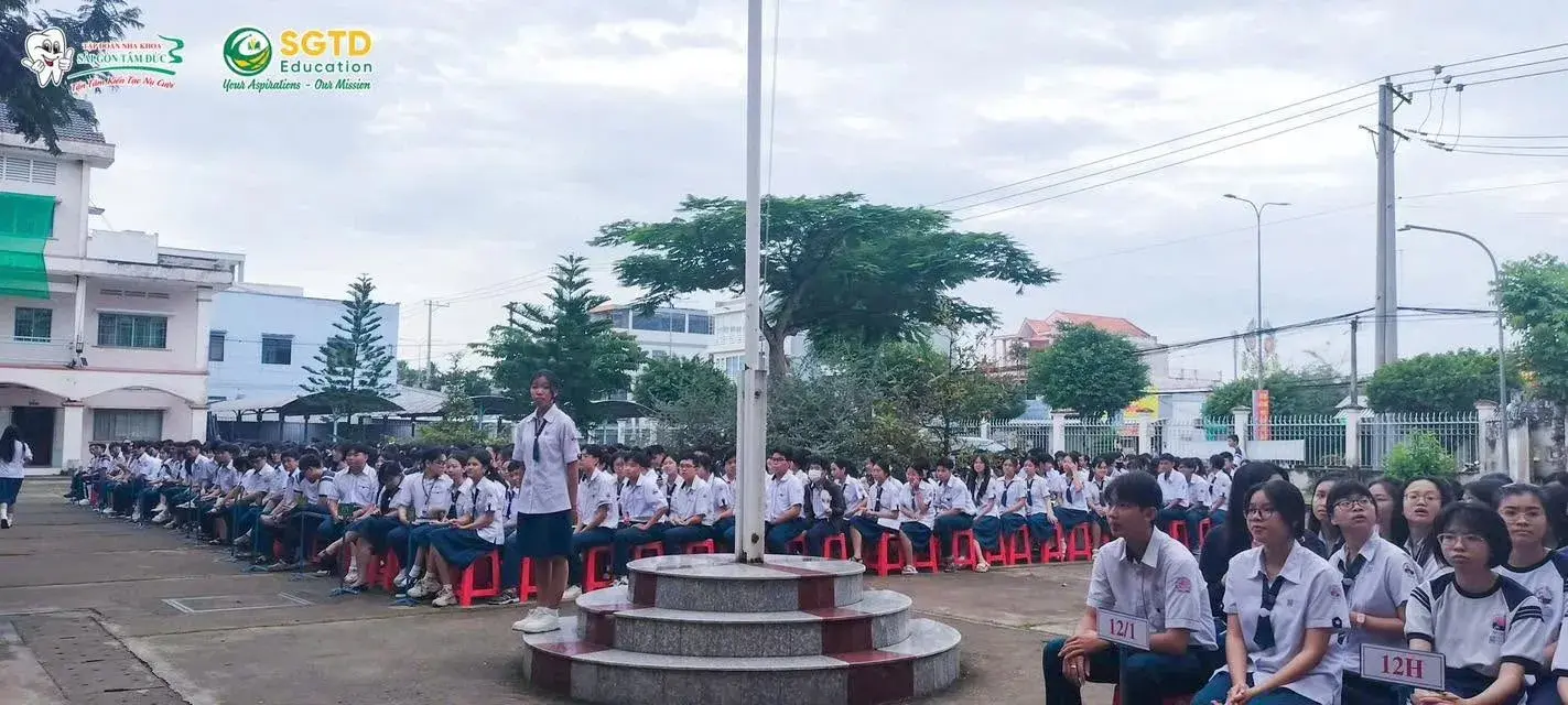 Trao học bổng đến các em học sinh xuất sắc
