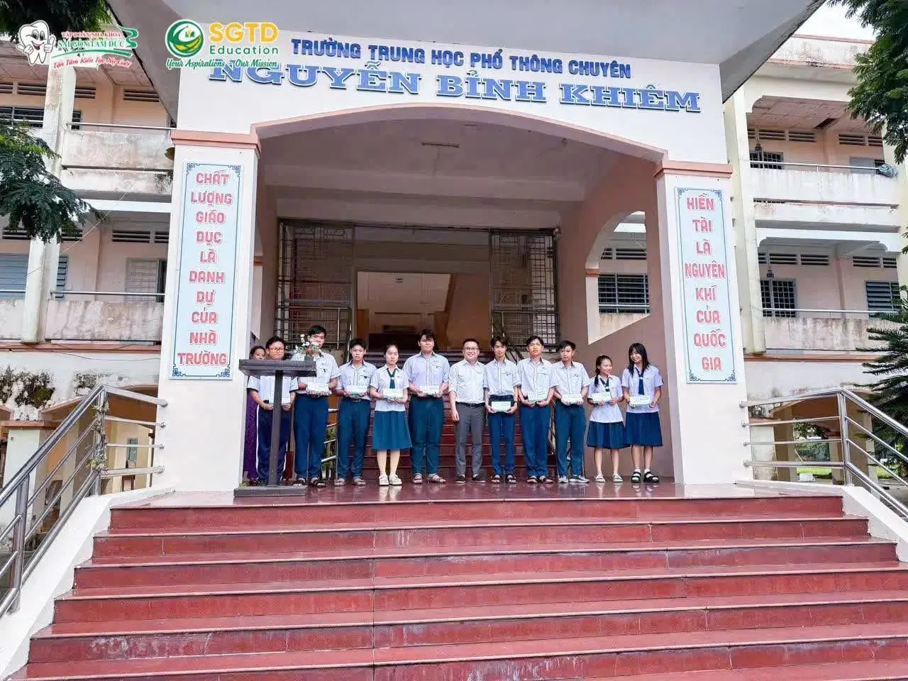 Khoảnh khắc nhận học bổng của học sinh nhà trường