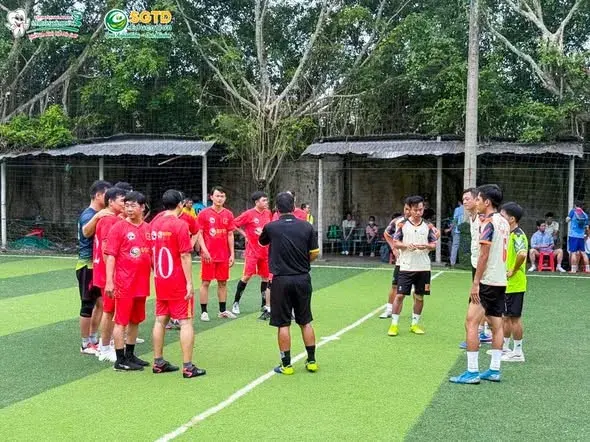 Khoảnh khắc lưu niệm sau trận đấu của đội bóng và đơn vị đồng hành