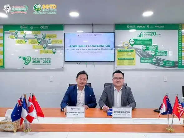 Đại diện hai bên tại bàn ký kết hợp tác chiến lược