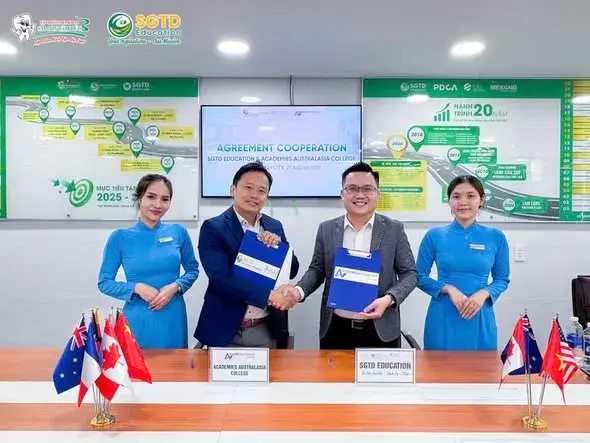 Hai bên trao biên bản hợp tác sau lễ ký