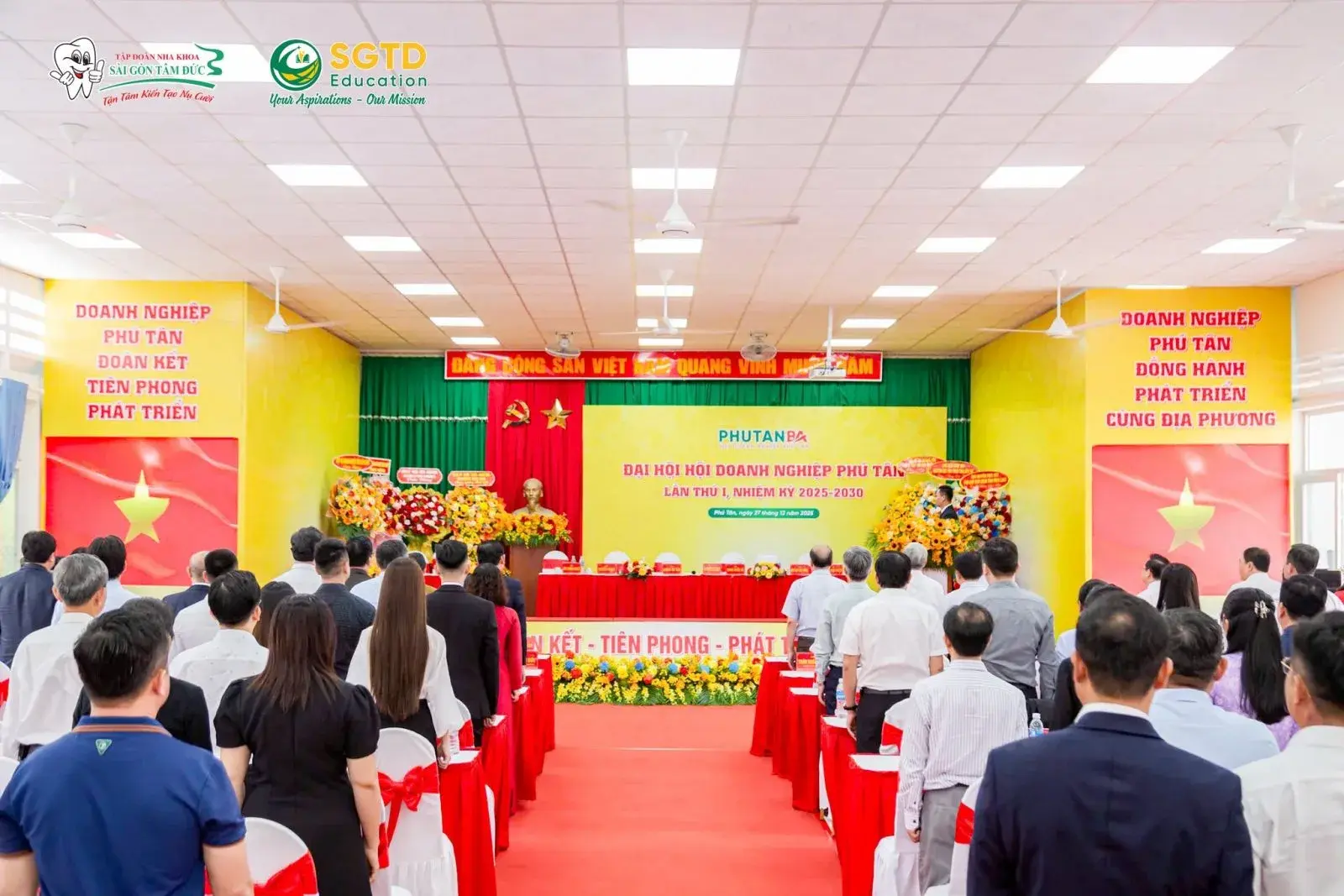 Lễ trao bằng khen, chứng nhận cho các đơn vị doanh nghiệp tại Đại hội