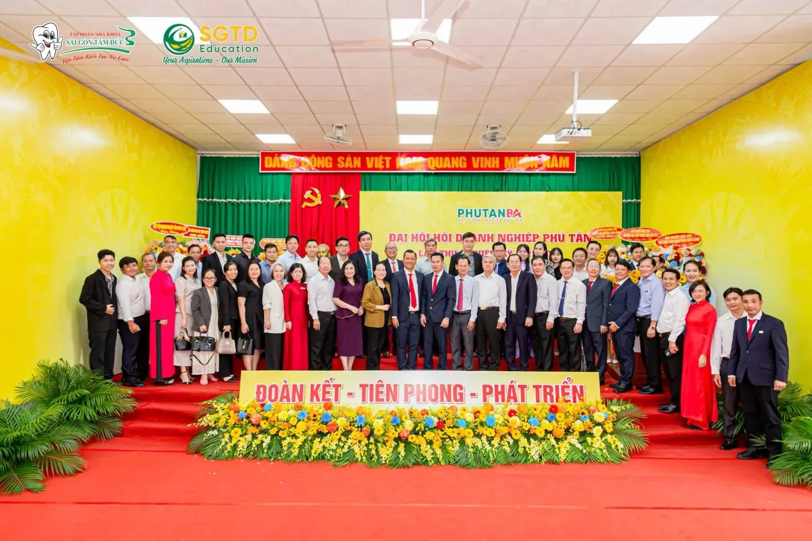 Trao chứng nhận đơn vị tài trợ trong Đại hội Hội Doanh nghiệp Phú Tân lần thứ I