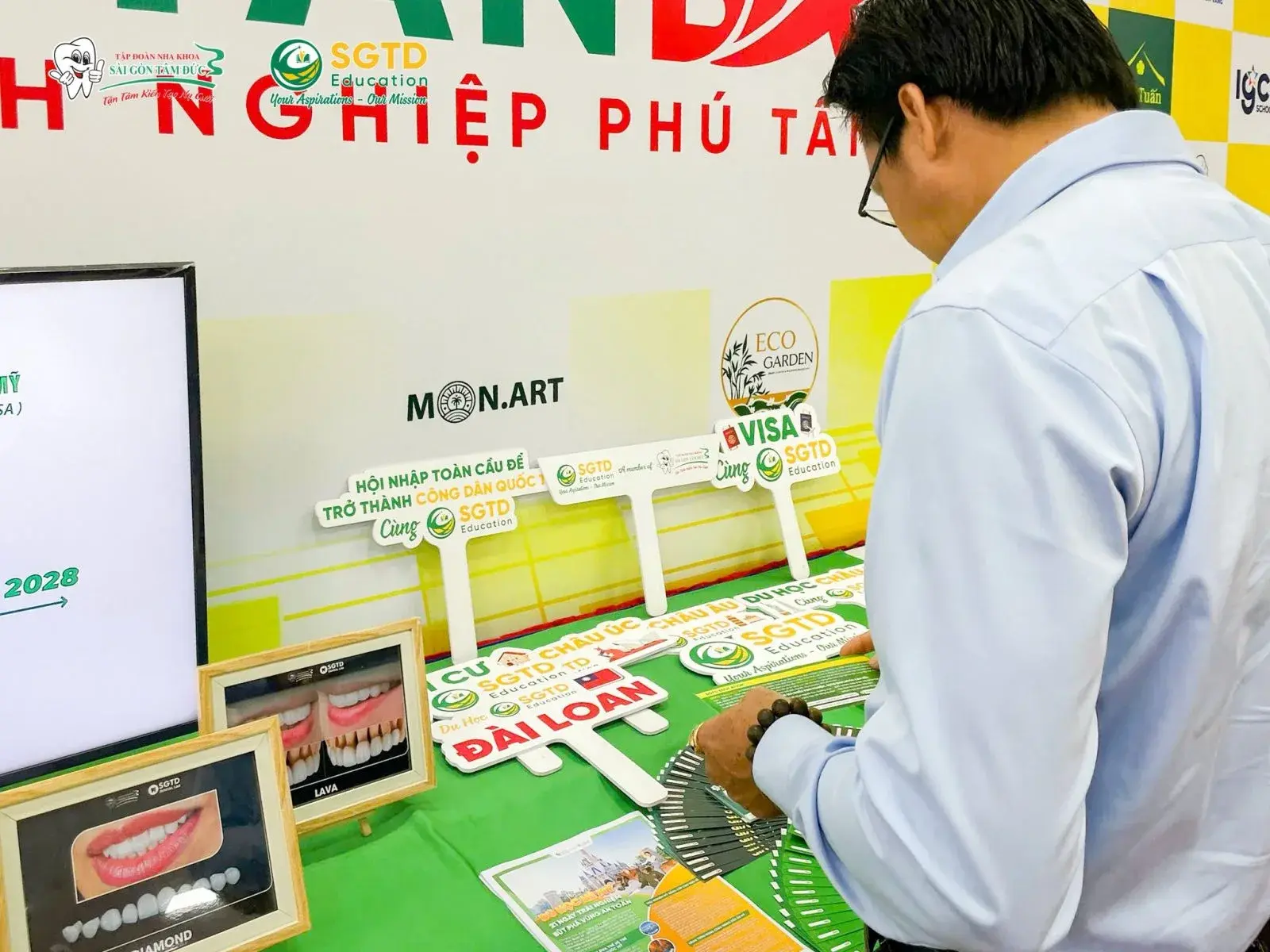 Đội ngũ SGTD Education tại gian hàng Đại hội Hội Doanh nghiệp Phú Tân