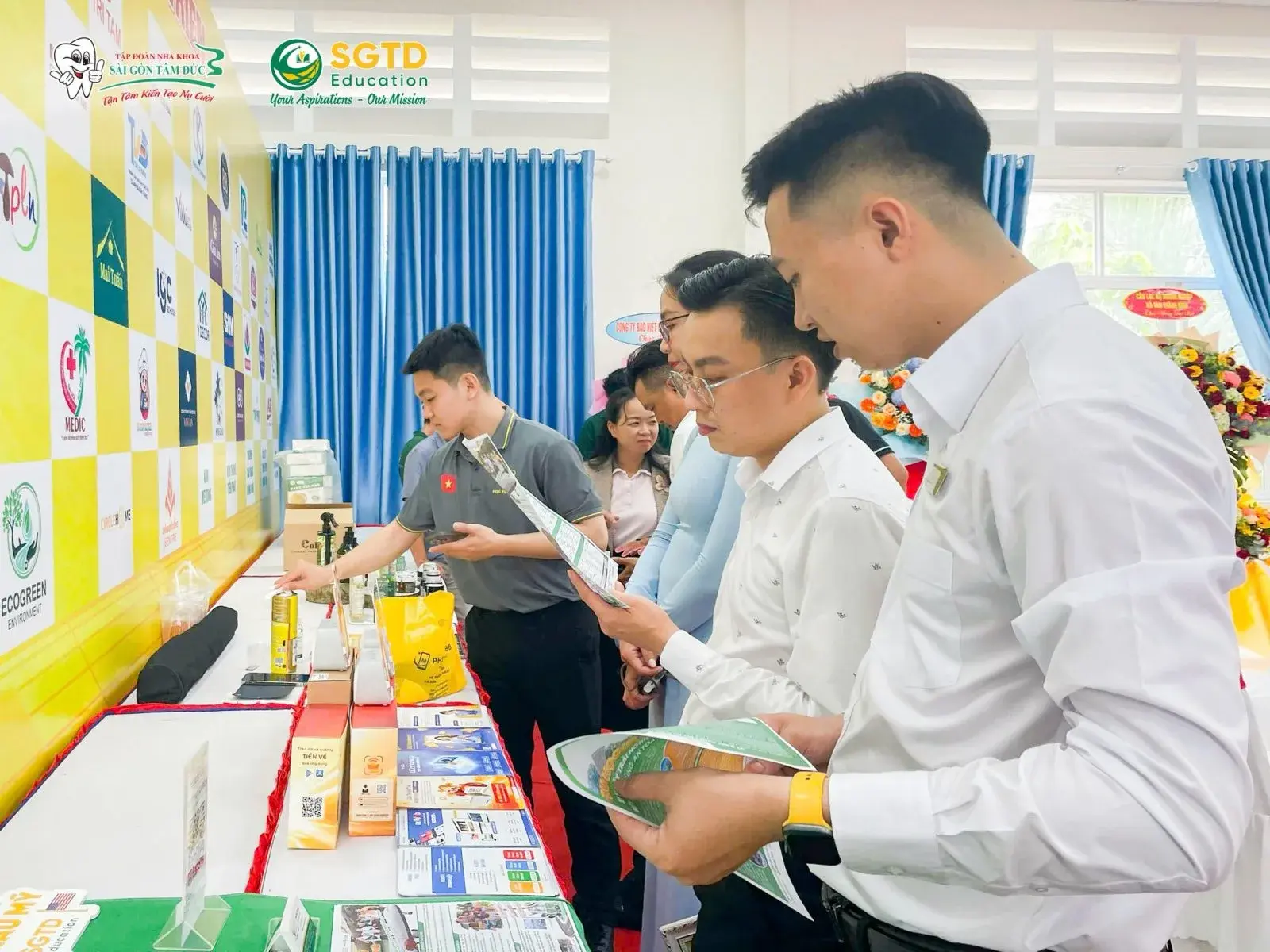 Gian hàng SGTD Education & Nha khoa Sài Gòn Tâm Đức tại Đại hội Hội Doanh nghiệp Phú Tân