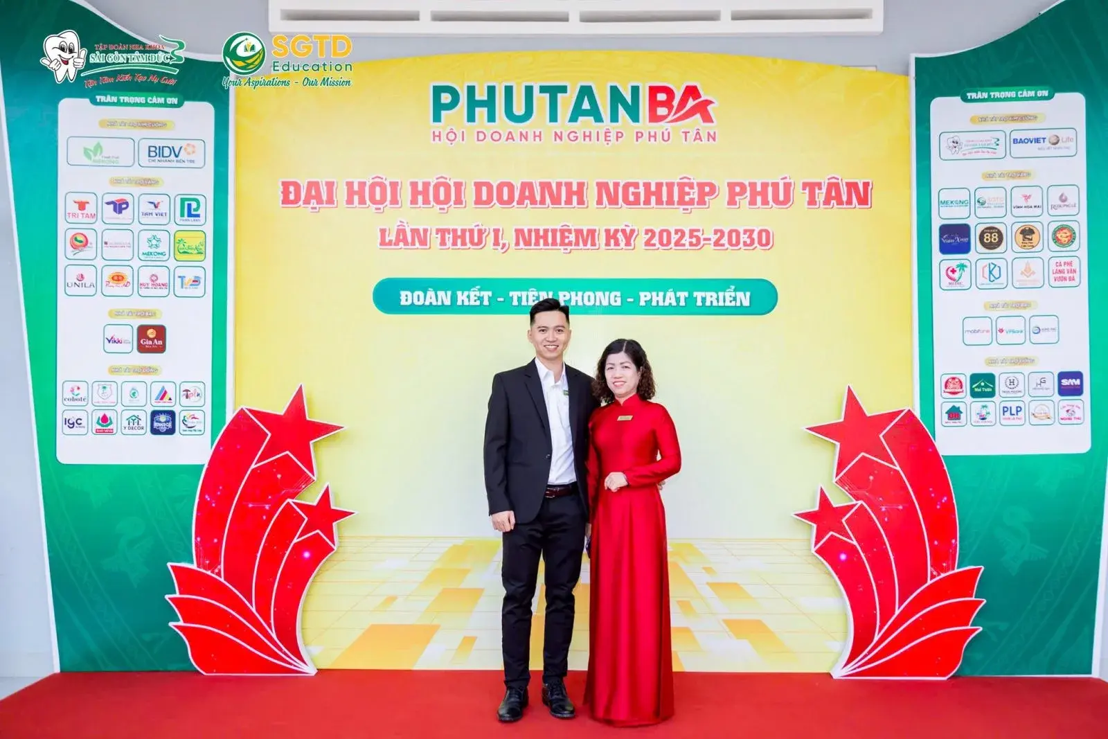 Đội ngũ SGTD Education cầm biển quảng bá Du học Đài Loan, Định cư, Visa