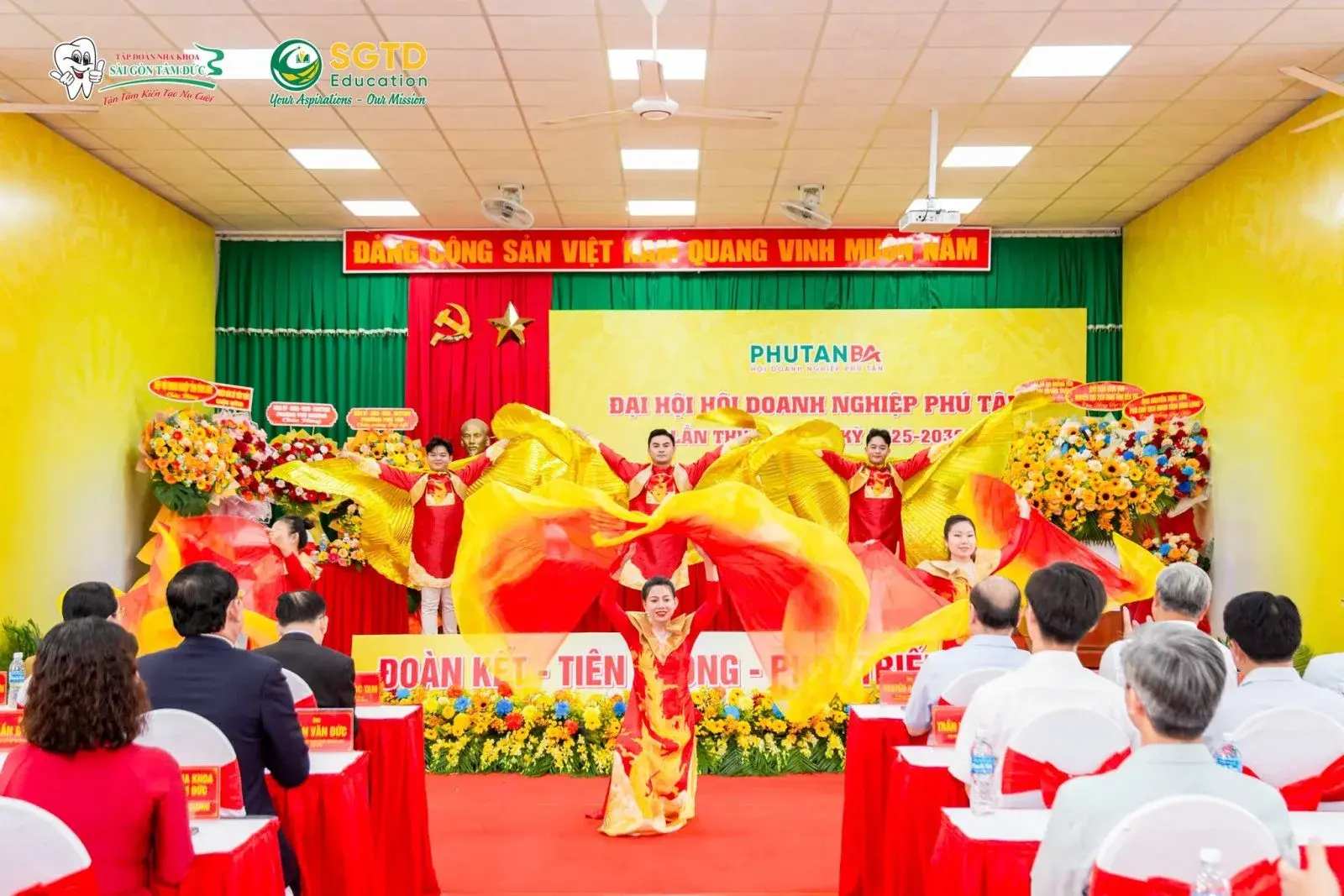 Khách tham quan tìm hiểu dịch vụ tư vấn du học tại gian hàng SGTD Education