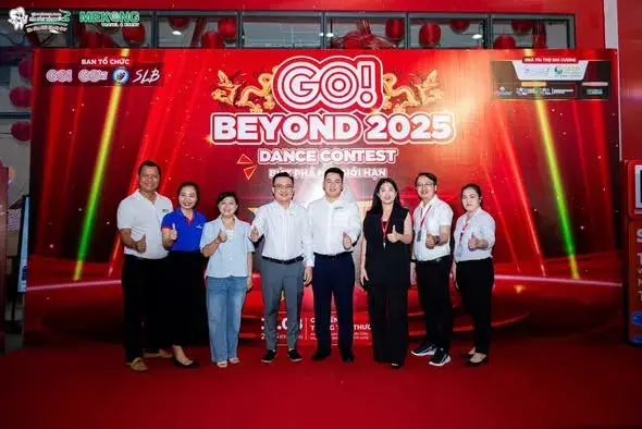 Backdrop chương trình với logo các nhà tài trợ