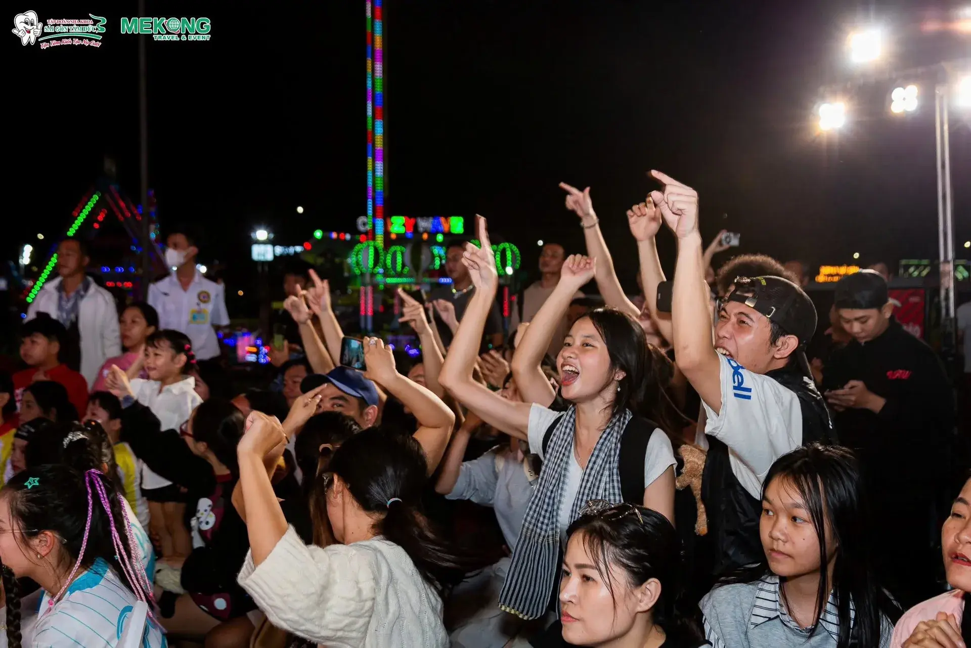 Một đội thi trình diễn trên sân khấu