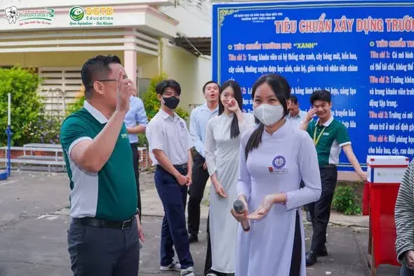 Không khí buổi hướng nghiệp tại sân Trường THPT Trần Văn Ơn