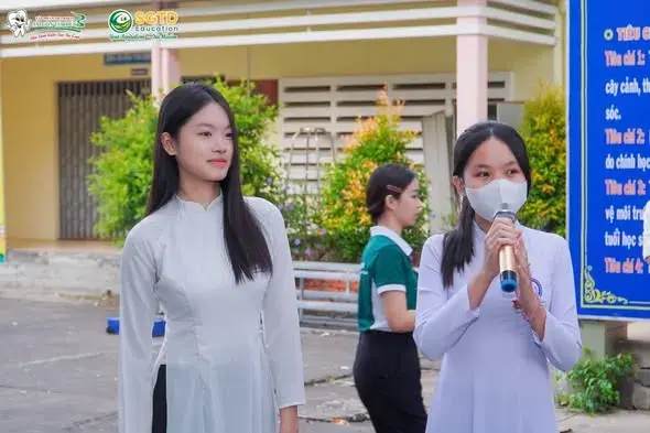 Học sinh theo dõi phần trình bày hướng nghiệp