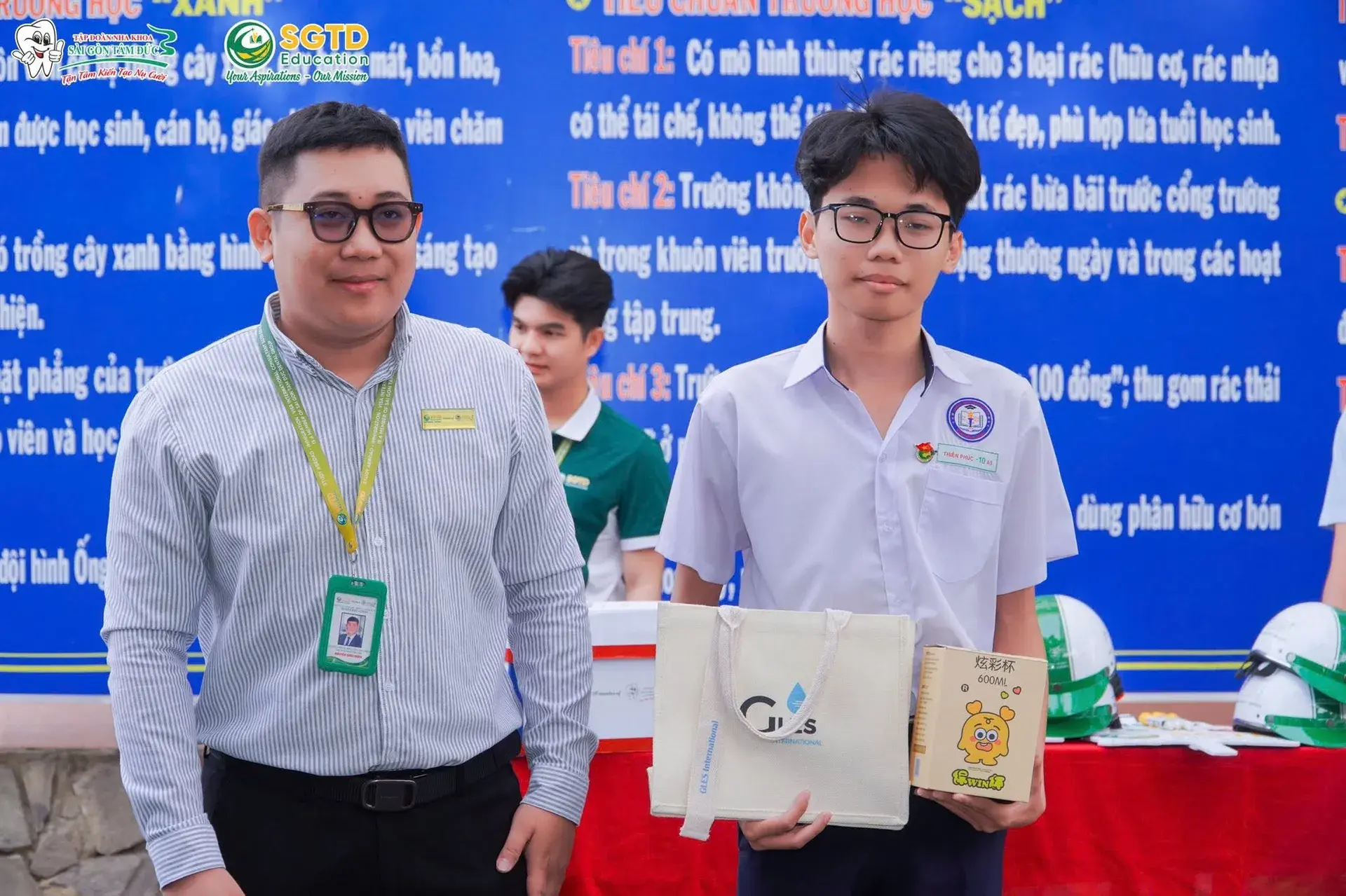 Học sinh nhận tài liệu giới thiệu chương trình