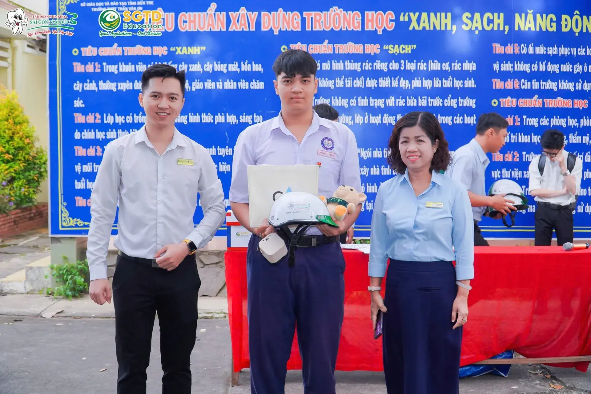 Khu vực tư vấn được dựng trong sân trường