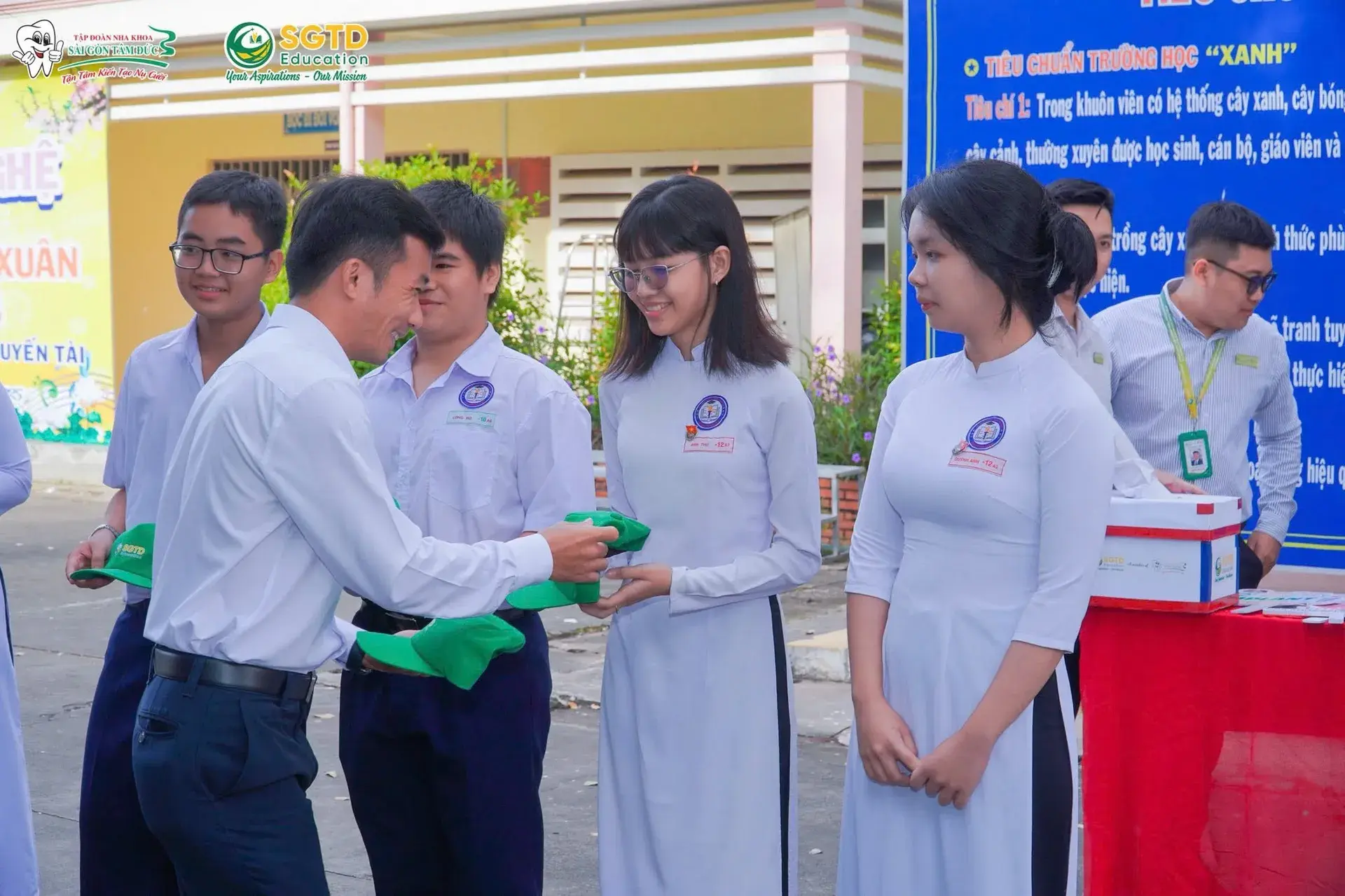 Không khí buổi hướng nghiệp tại sân Trường THPT Trần Văn Ơn
