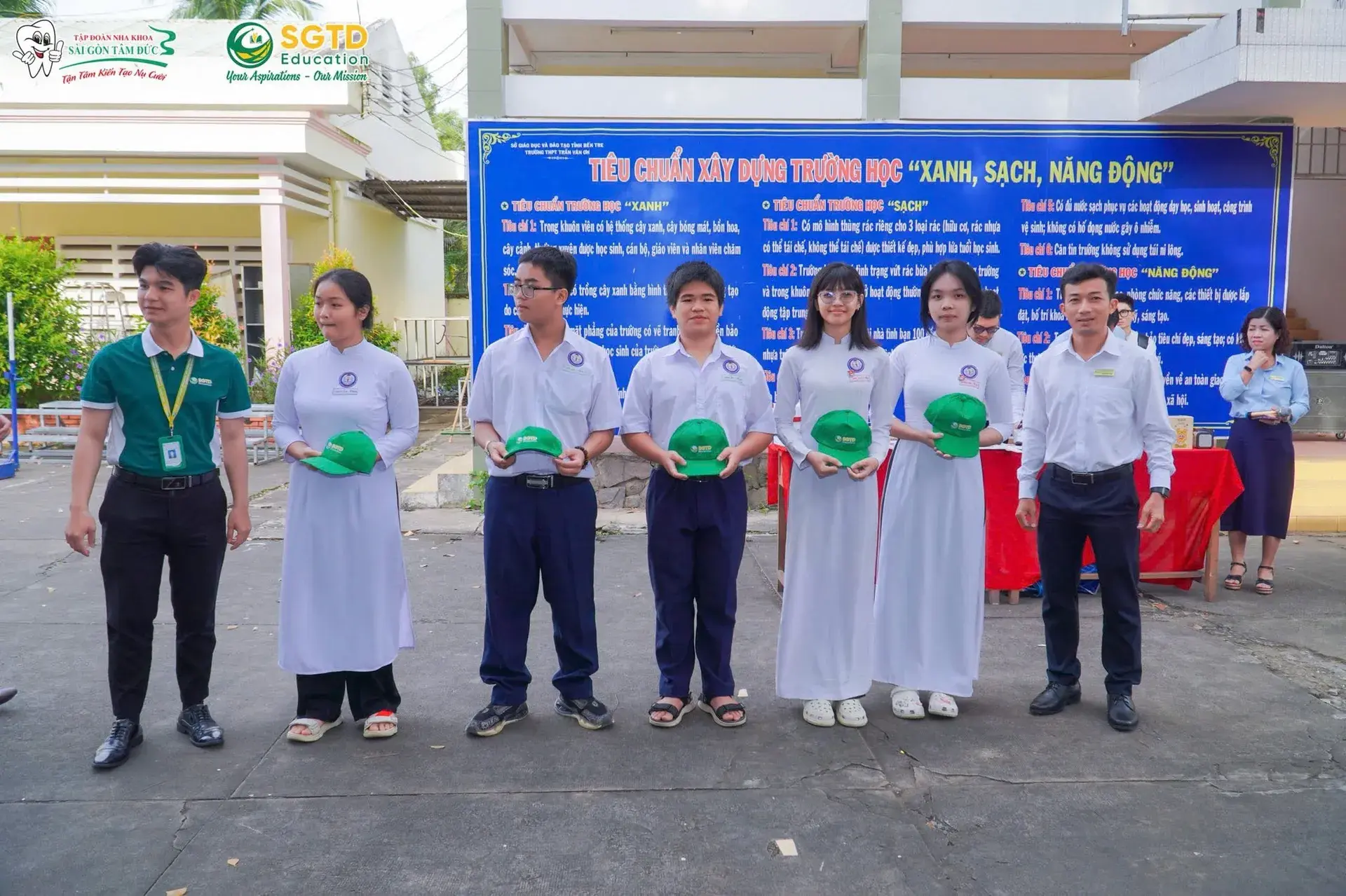 Học sinh toàn trường tập trung dự chương trình