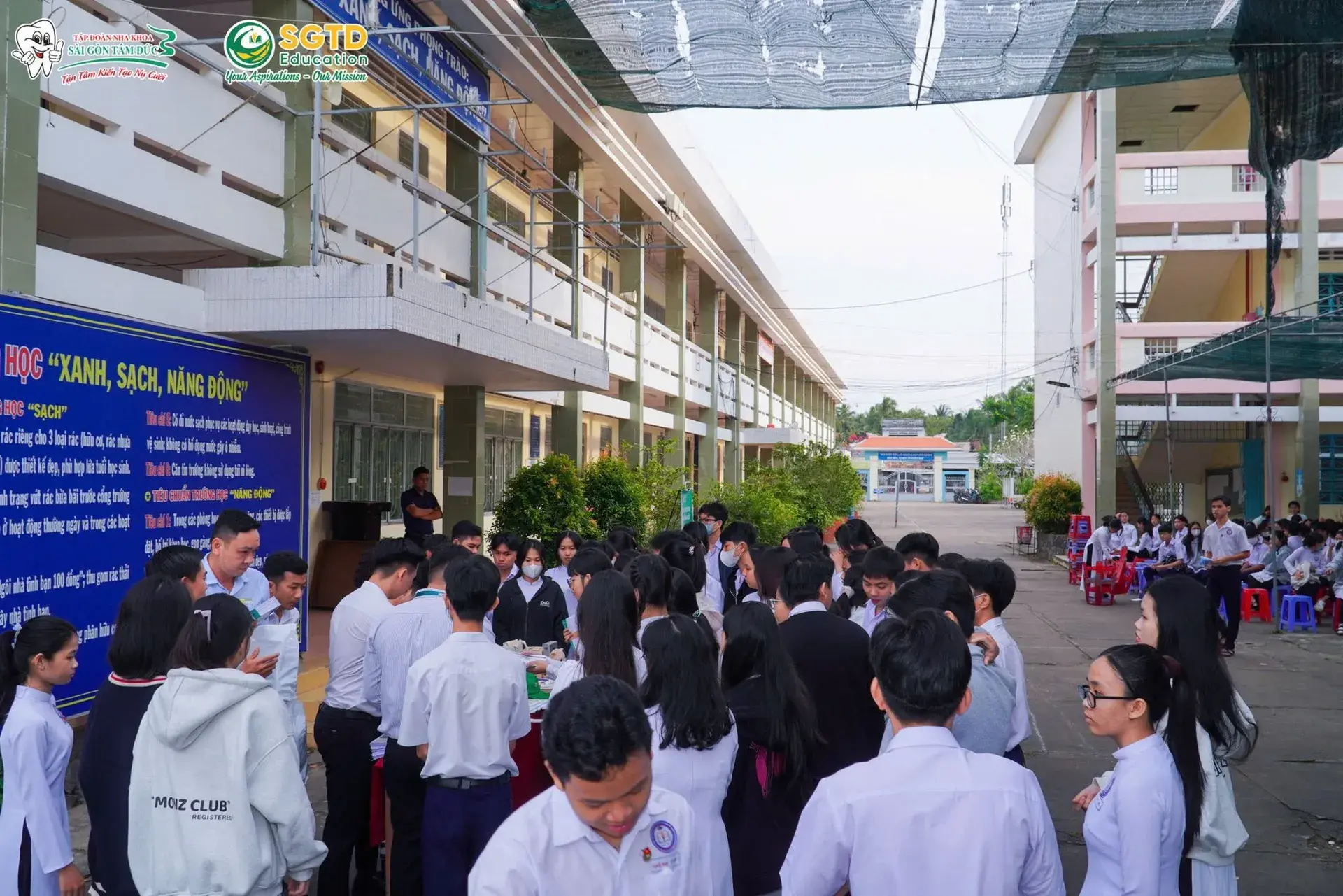 Học sinh chăm chú theo dõi nội dung hướng nghiệp
