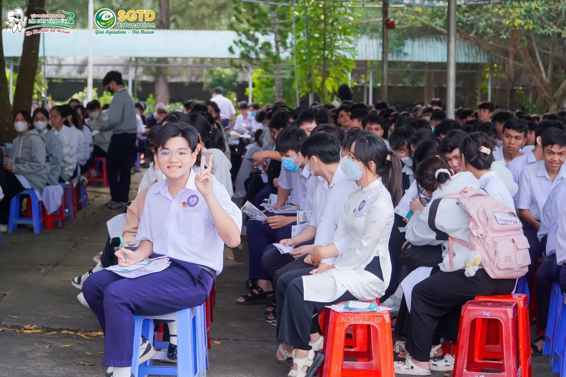 Học sinh nhận tài liệu giới thiệu chương trình