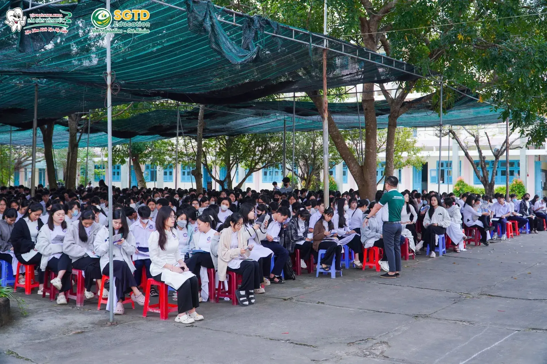 Khu vực tư vấn được dựng trong sân trường