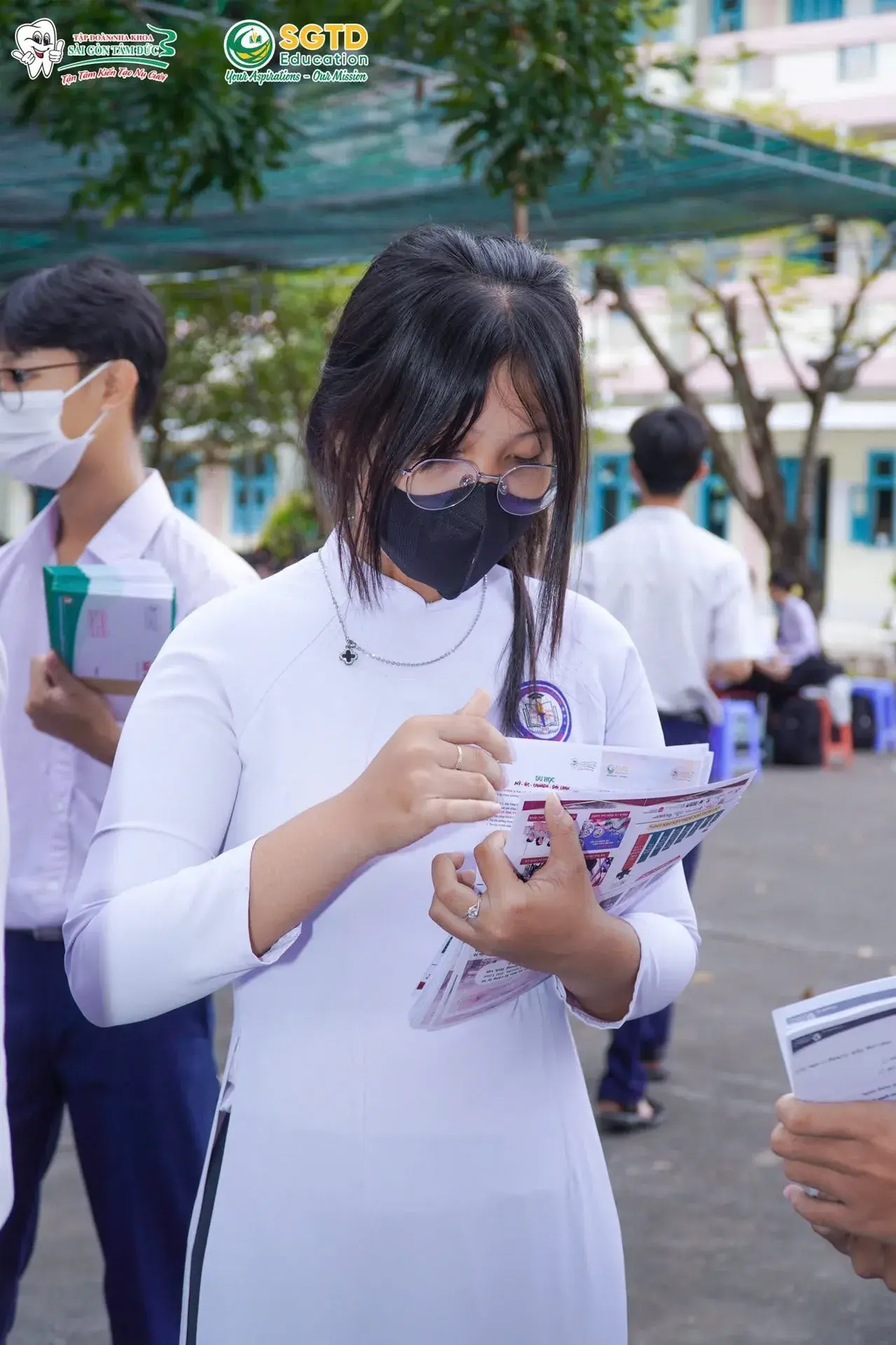 Không khí buổi hướng nghiệp tại sân Trường THPT Trần Văn Ơn