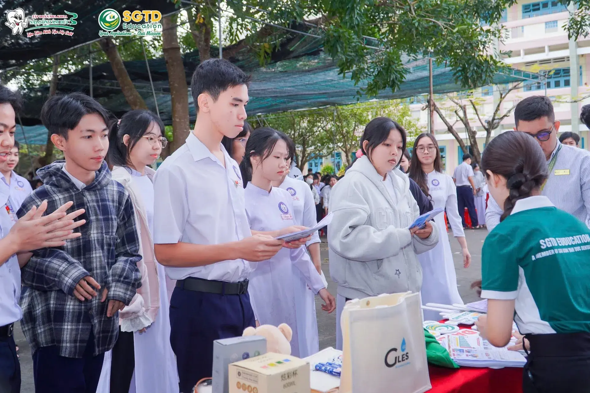 Trao đổi cùng học sinh sau phần trình bày