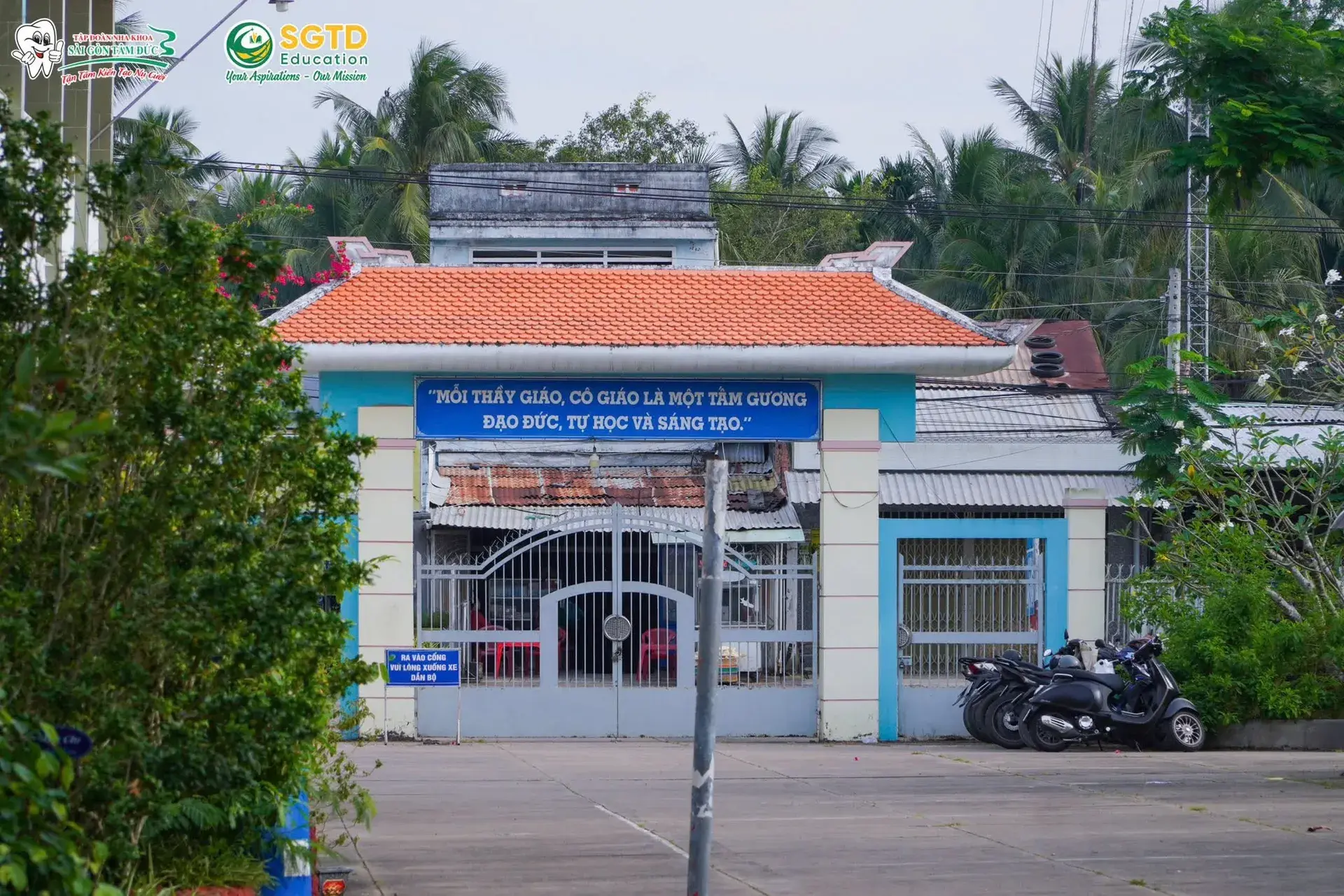 Học sinh nhận tài liệu giới thiệu chương trình