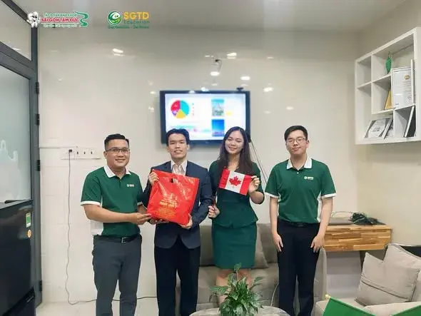 Đại diện LOA Portal nhận quà lưu niệm từ đội ngũ SGTD Education