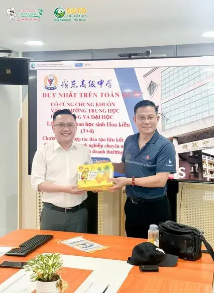 Khoảnh khắc chào hỏi mở đầu buổi làm việc giữa hai bên