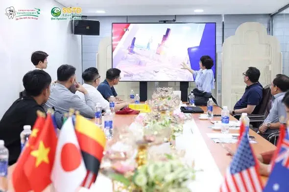 Hai bên trao đổi về chương trình tuyển sinh quốc tế dành cho học sinh Việt Nam