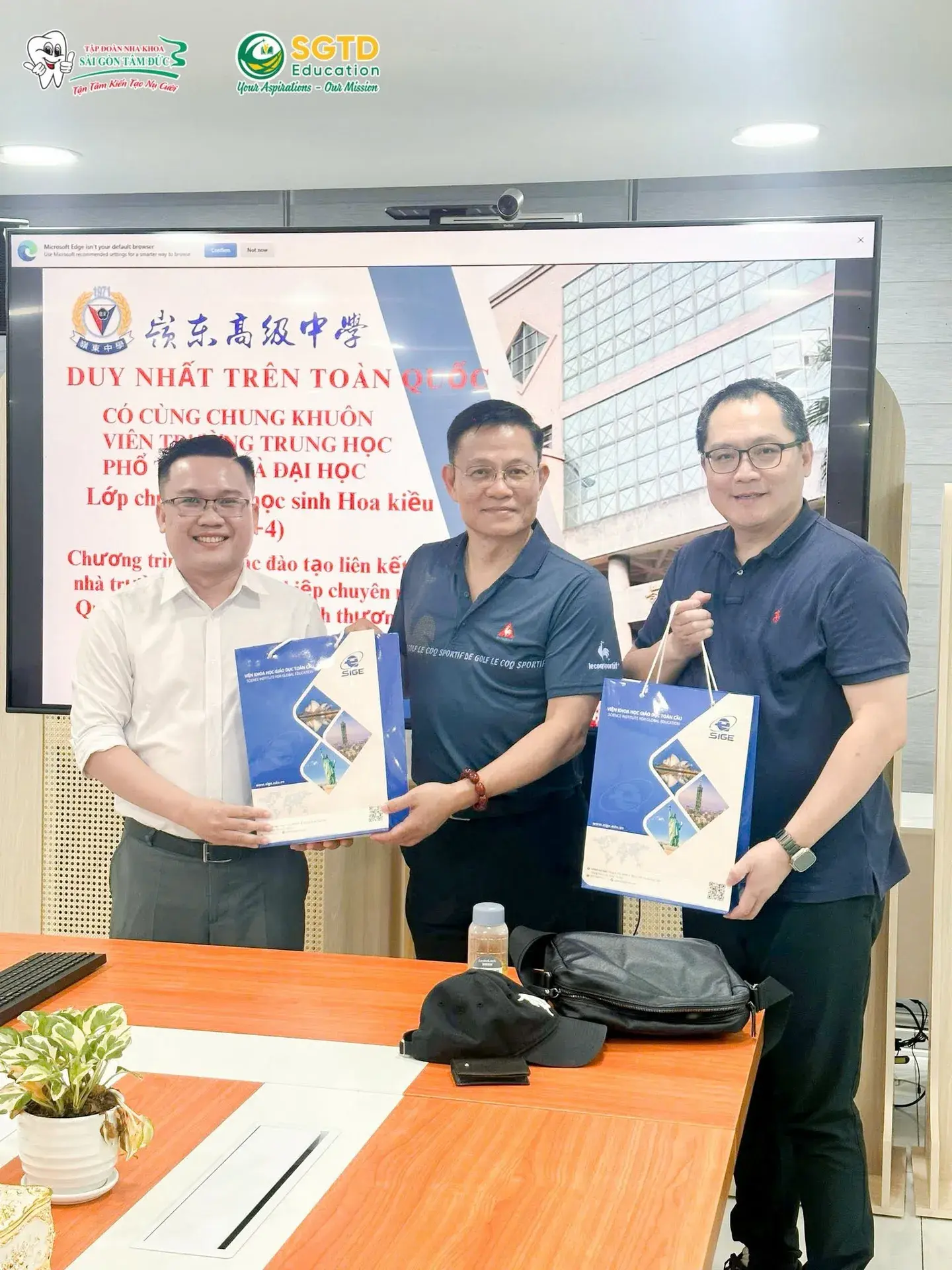 Trao quà lưu niệm giữa hai bên