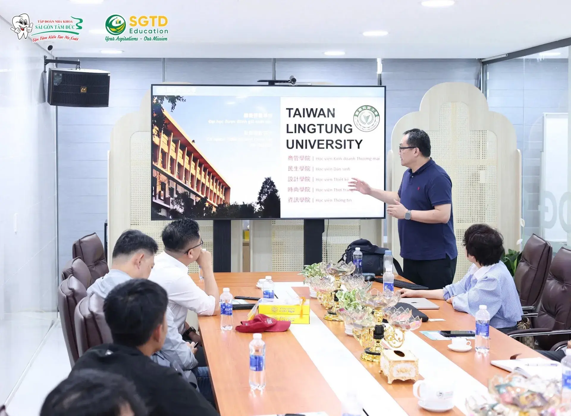 Đại diện SGTD Education và SIGE cùng đoàn khách Đài Loan chụp ảnh lưu niệm